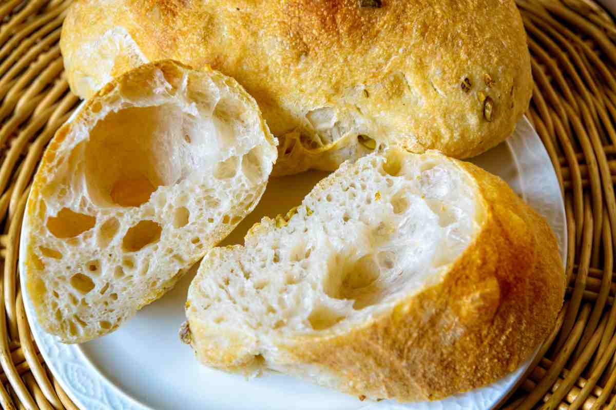 Ciabatta tagliata in un cestino di vimini