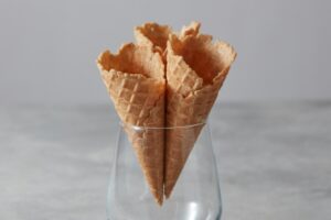cialde di gelato infilate in un bicchiere
