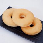 Tre ciambelle salate su un vassoio