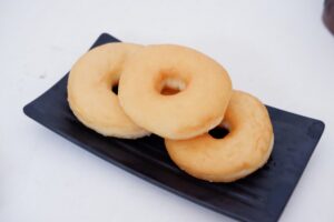 Tre ciambelle salate su un vassoio