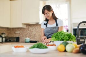 donna che taglia delle verdure
