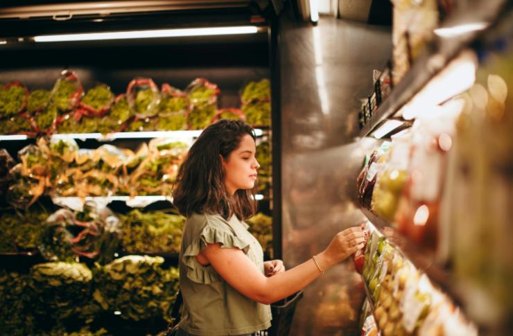 donna che fa la spesa al supermercato