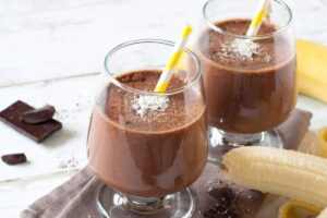 bicchieri con cioccolata fredda e cannuccia