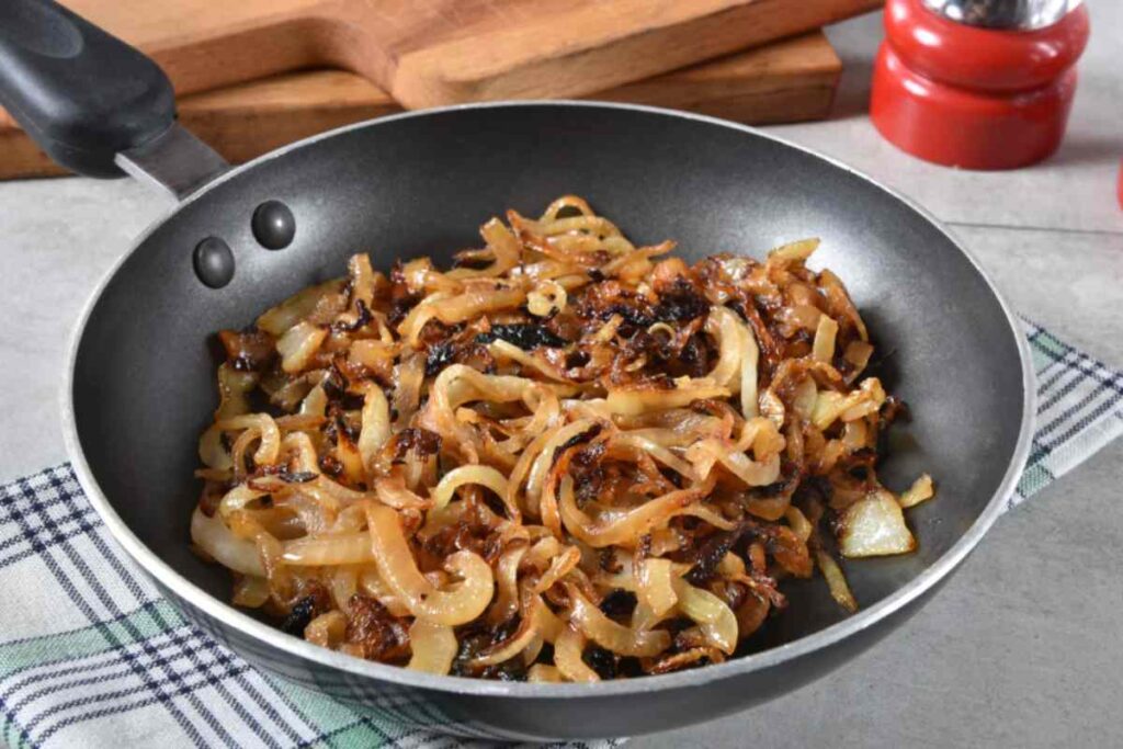 padella con cipolle caramellate