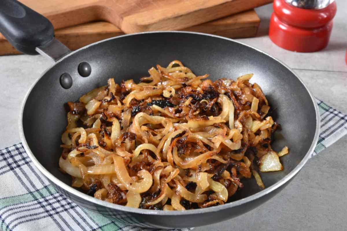 padella con cipolle caramellate