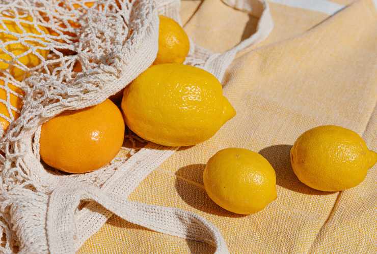 limoni interi sul tavolo