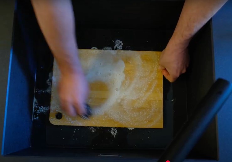mattia alessio lava il tagliere di legno