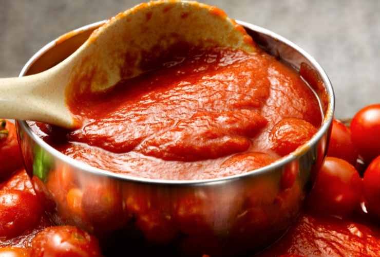 pentola con la passata di pomodoro