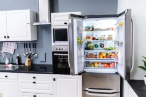 cucina con frigorifero aperto pieno