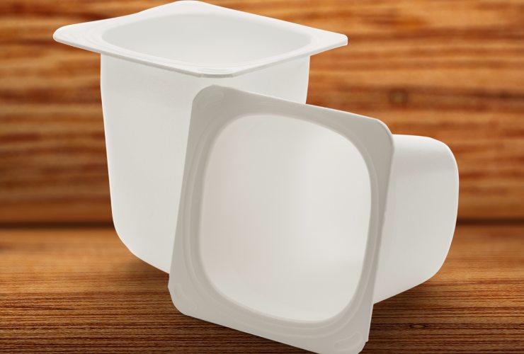 due vasetti dello yogurt vuoti