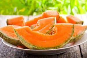 Fette di melone in un piatto