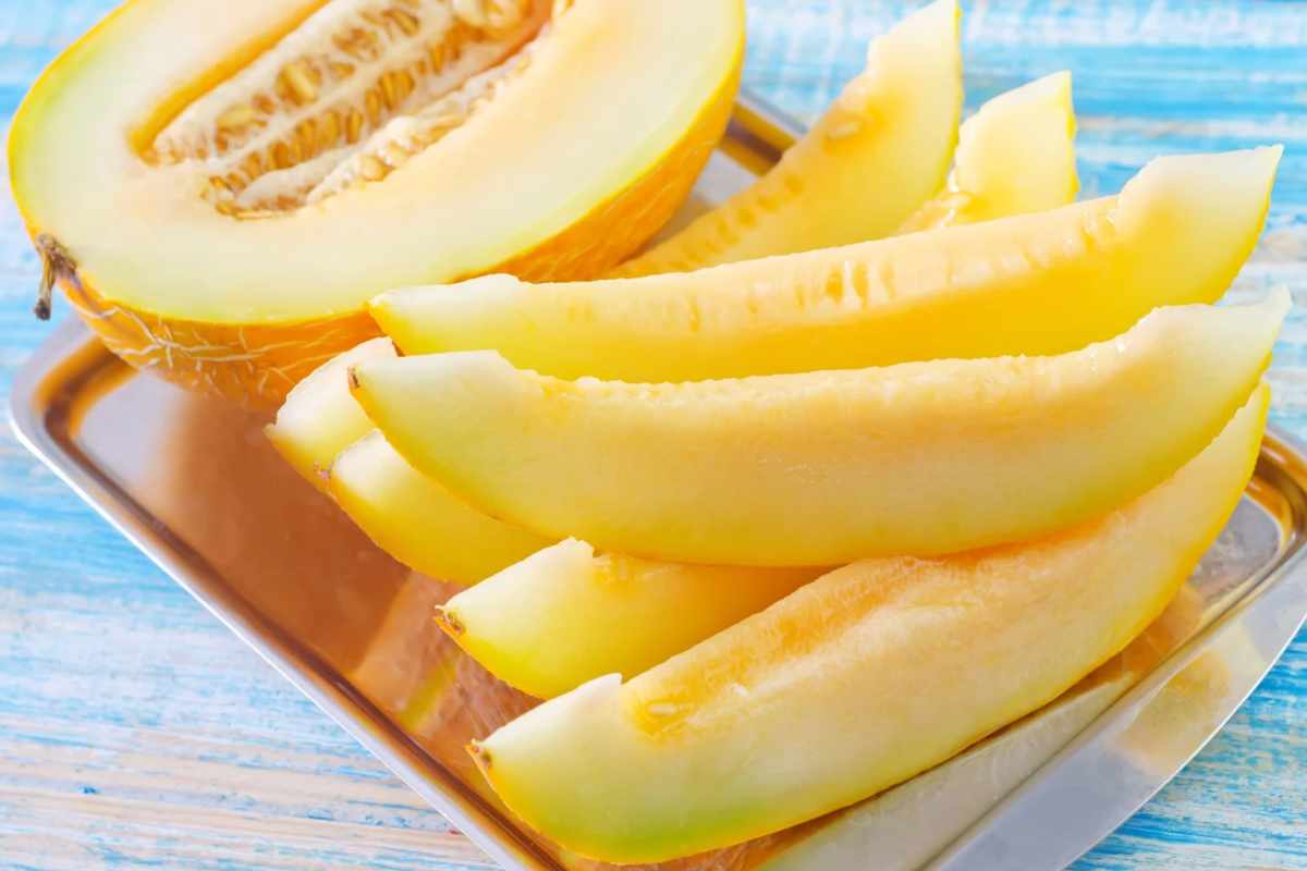 Fette di melone su un tagliere
