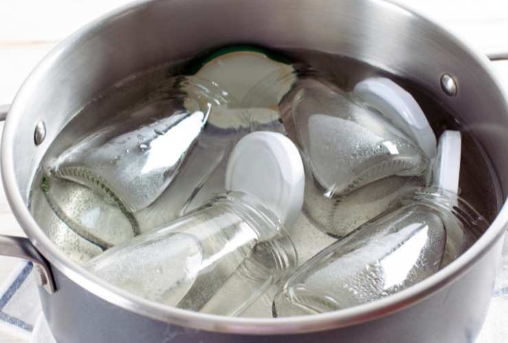 barattoli in una pentola colma di acqua