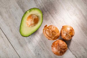 un avocado tagliato con noccioli sparsi