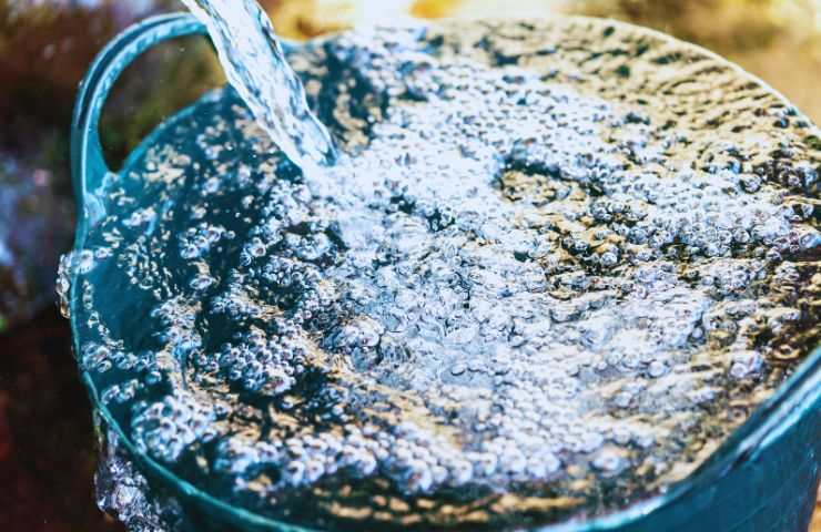 acqua in un secchio