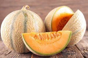 un melone intero e un melone con una fetta tagliata