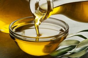 Versare olio di oliva in una ciotola