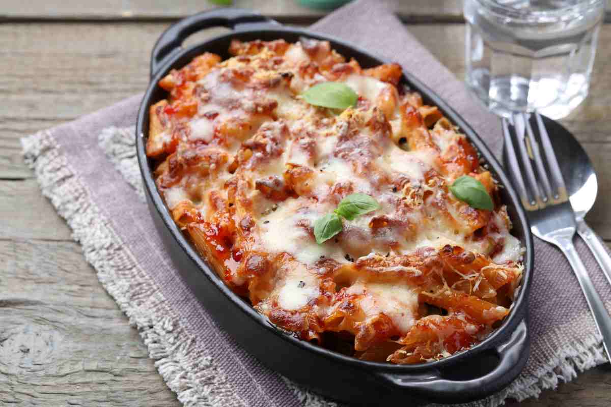 Pasta al forno cotta in teglia ovale