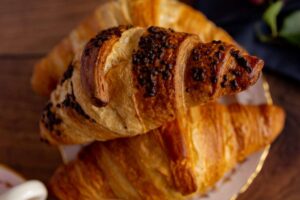 cornetti di pasta sfoglia con cioccolato dorati