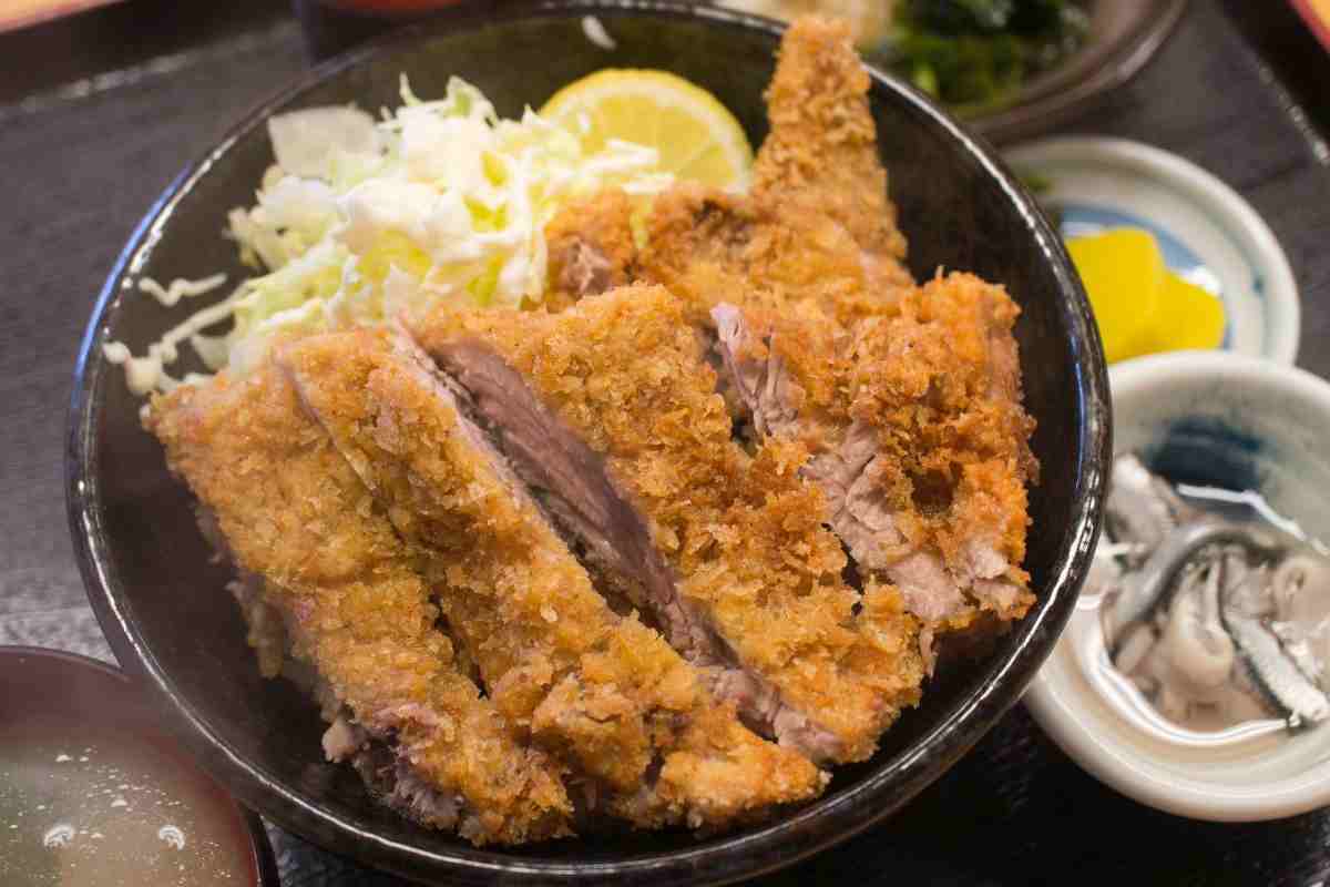 cotoletta di tonno in una ciotola
