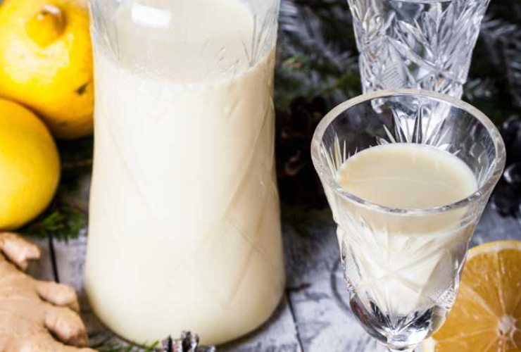 una bottiglia e un bicchiere con crema di limoncello