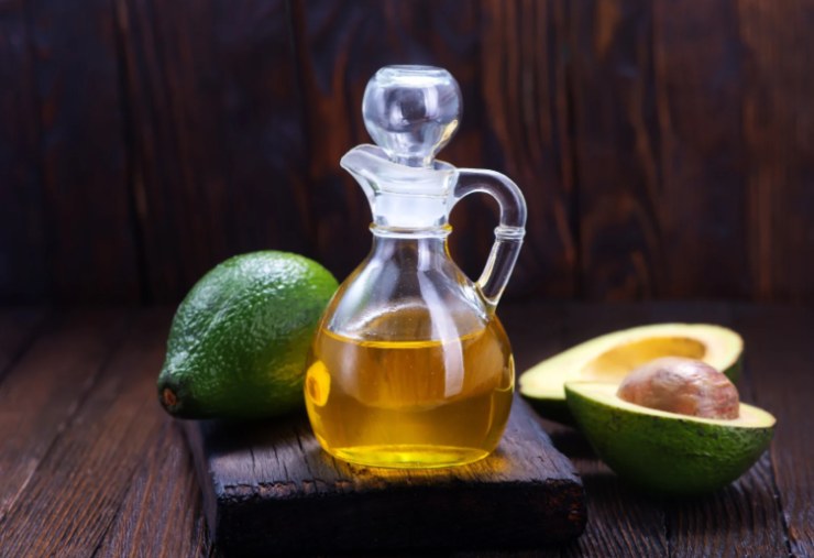 avocado e bottiglietta di olio