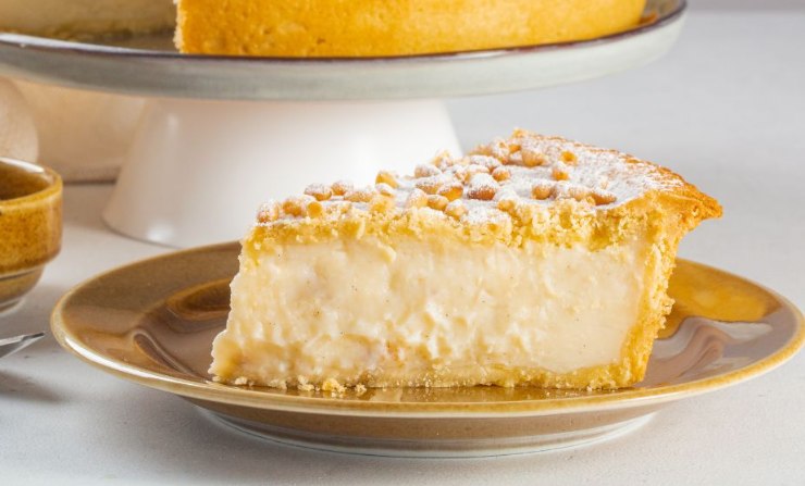 fetta di crostata ripiena di crema