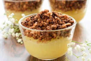 Dessert nel bicchiere con crumble e crema