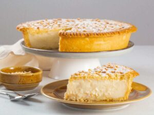 crostata ripiena di crema e pinoli