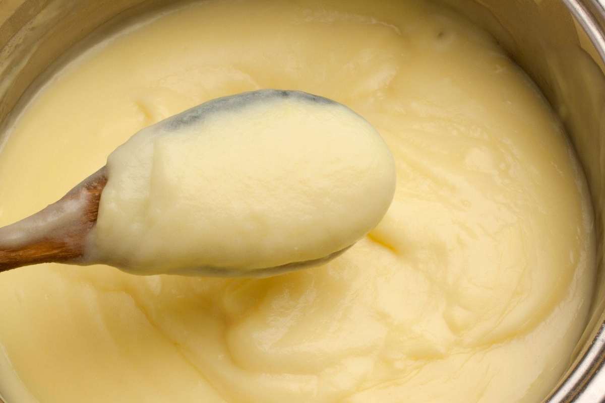 crema pasticcera in una pentola