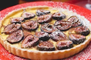 crostata di fichi in un vassoio