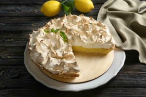 crostata con crema di limone e panna montata