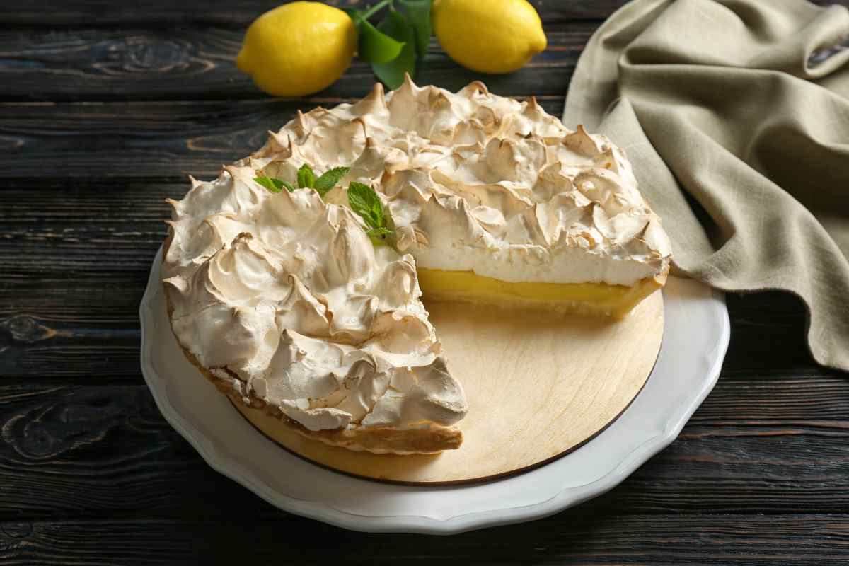 crostata con crema di limone e panna montata