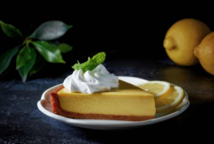 fetta di crostata con crema al limone e panna
