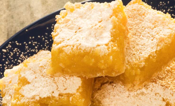 Porzioni di crostata al limone con zucchero a velo