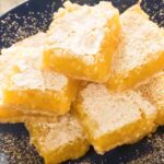 Crostata al limone tagliata a quadrati con zucchero a velo