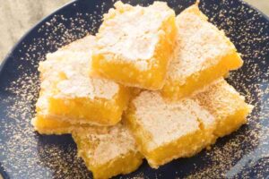 Crostata al limone tagliata a quadrati con zucchero a velo