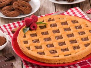 crostata con crema al cioccolato su un piatto