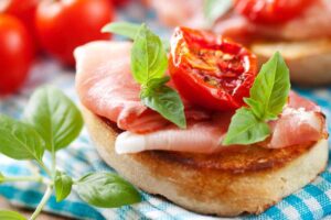 Crostino con prosciutto crudo e pomodoro