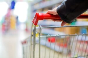 Persona che spinge carrello al supermercato