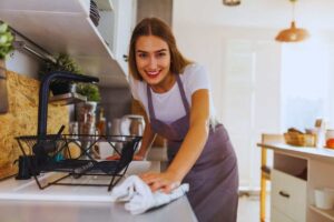ragazza pulisce cucina