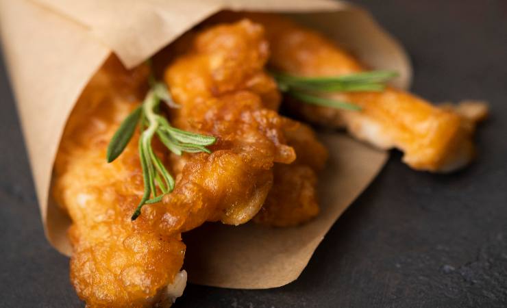 cono di carta con frittura