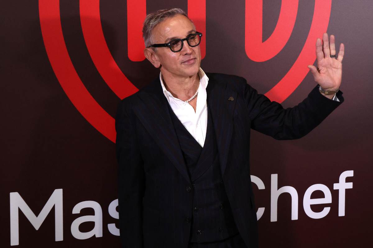 Bruno Barbieri che saluta con la mano