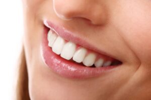 donna che sorride e mostra i denti bianchi