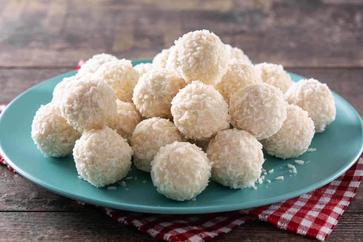 piatto con palline di cocco