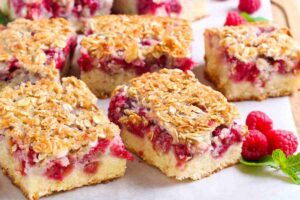 Torta crumble ai lampone tagliata