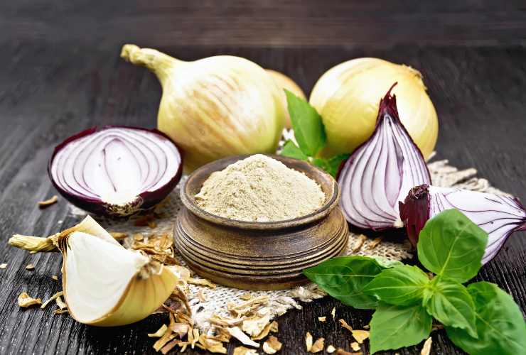 aglio, cipolla, basilico, menta sul tavolo