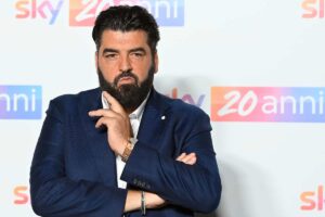 Antonino Cannavacciuolo in piedi con mano sul mento