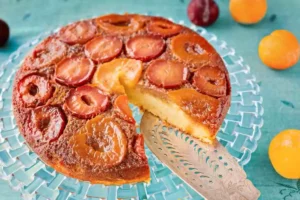 torta alle prugne su alzatina