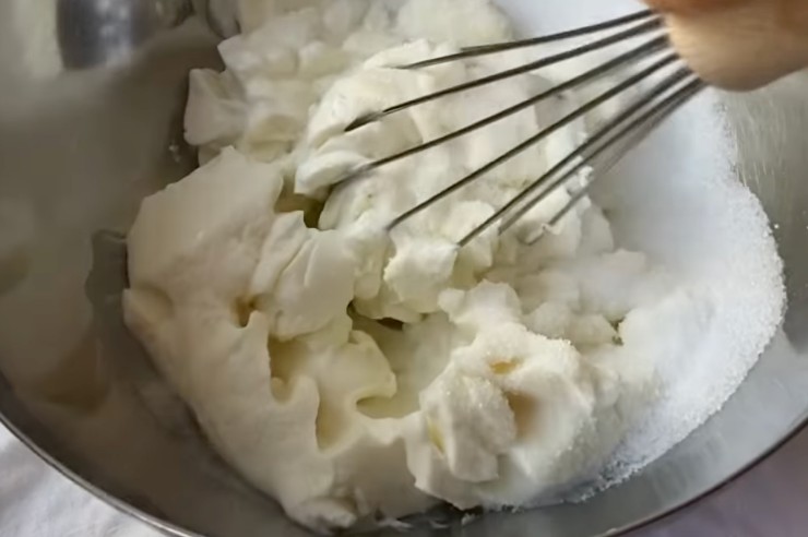 ciotola con ricotta e zucchero